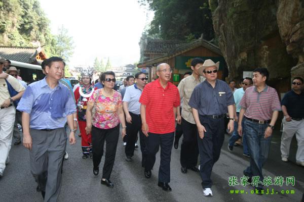 張家界市委書記胡伯?。ㄗ笠唬┡阃瑖顸h主席吳伯雄（正中）前往梯瑪神歌劇場